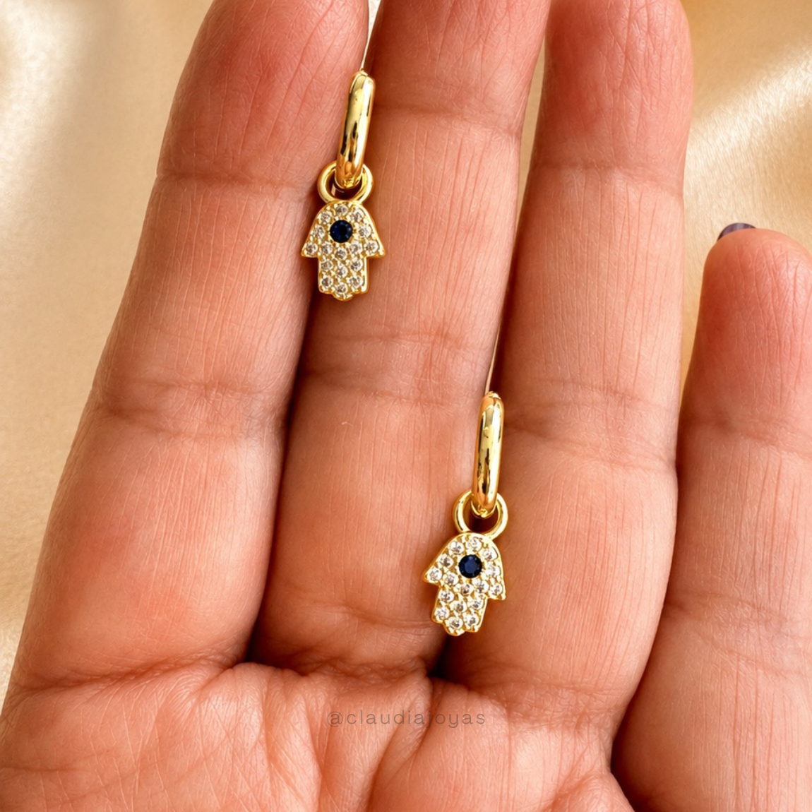 Mini Argollas con Mano Protectora