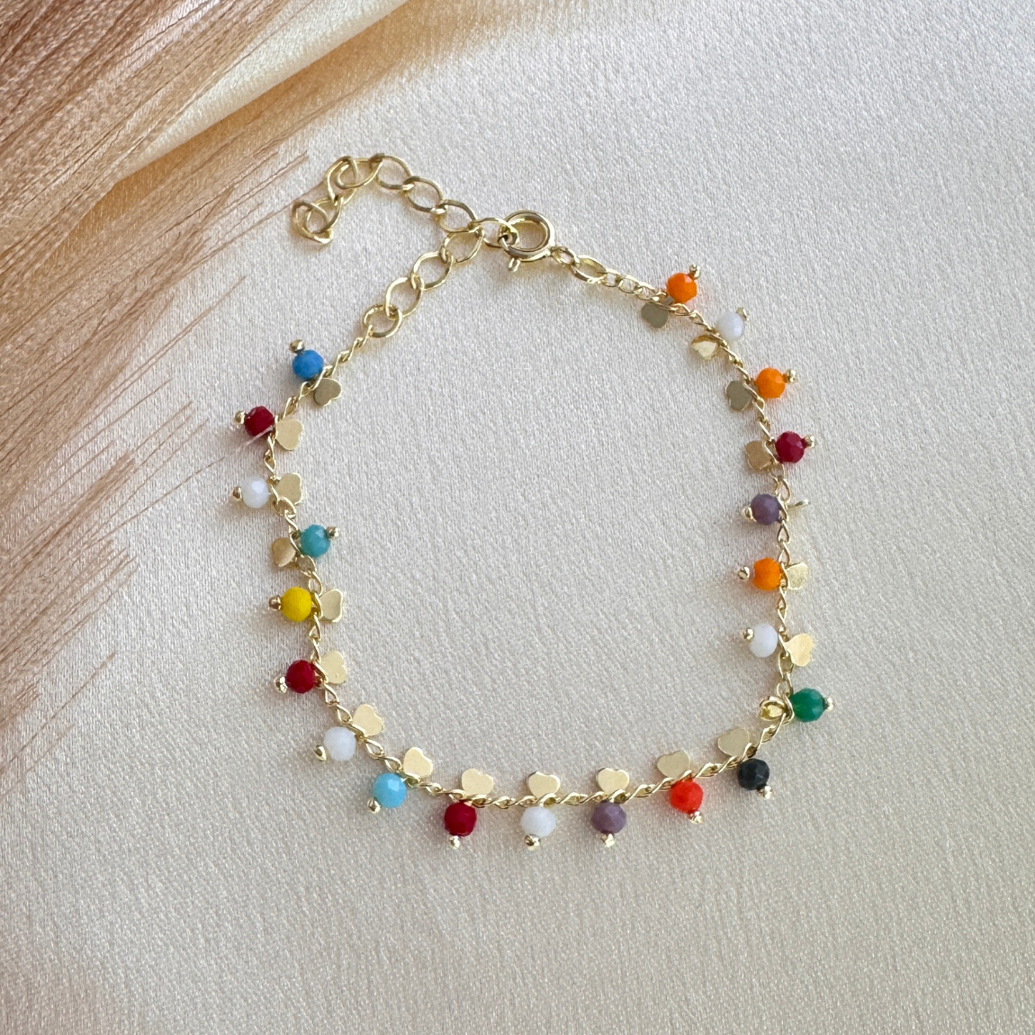 Pulsera Multicolor con Dijes Dorados