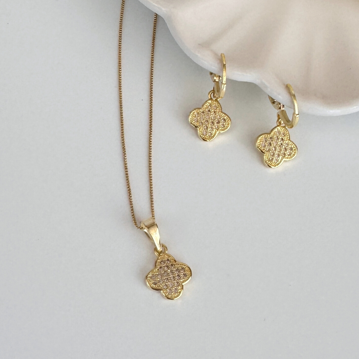 Collar Trébol de Circones Dorado