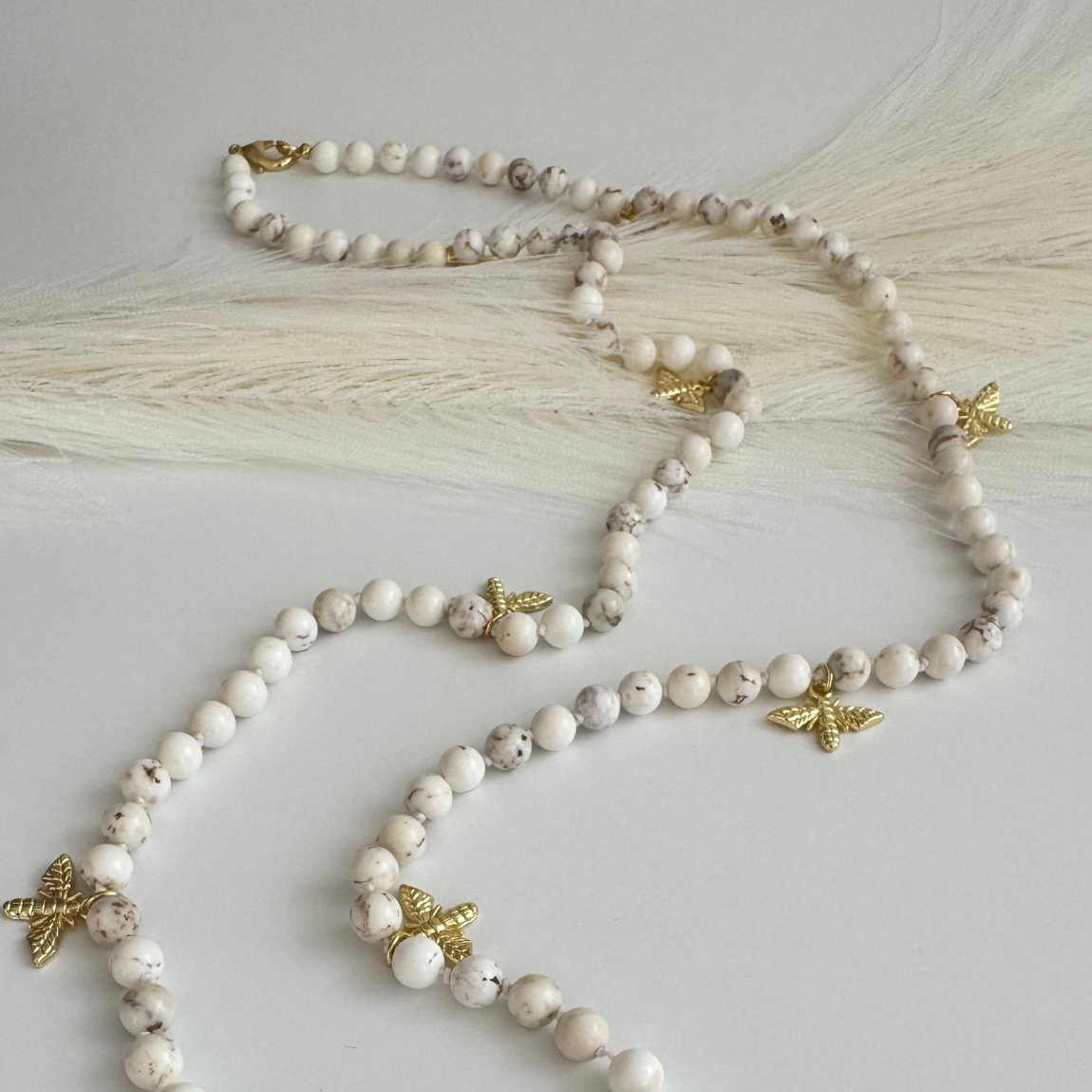 Collar Howlita Blanca Abejitas