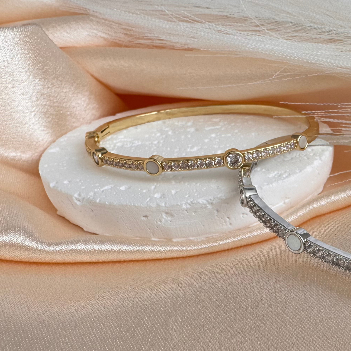 Brazalete Brillo Sutil – Enchapado en Oro 18K