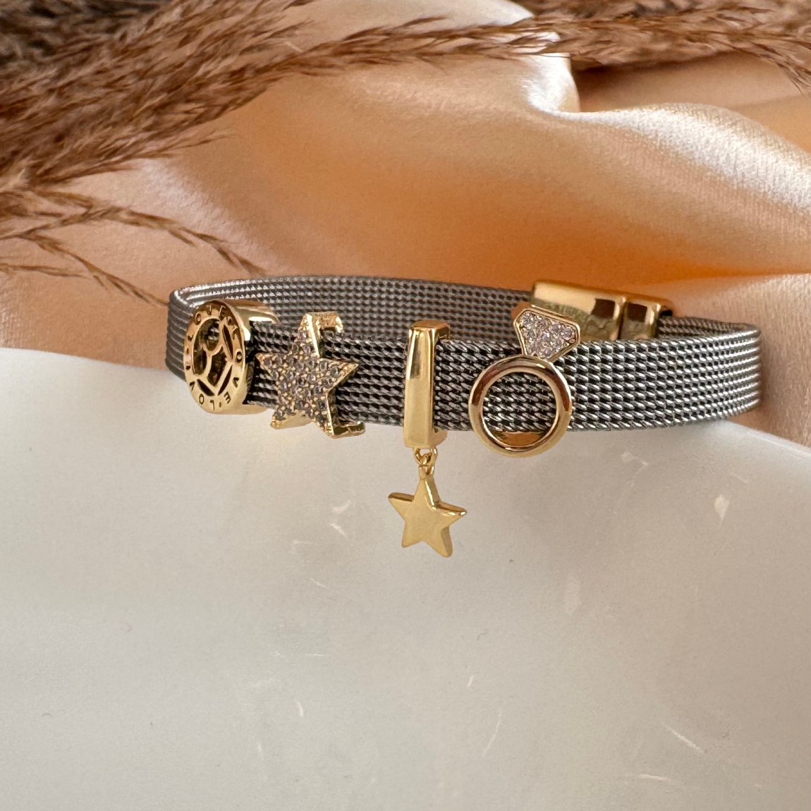 Pulsera Malla con Dijes Dorados
