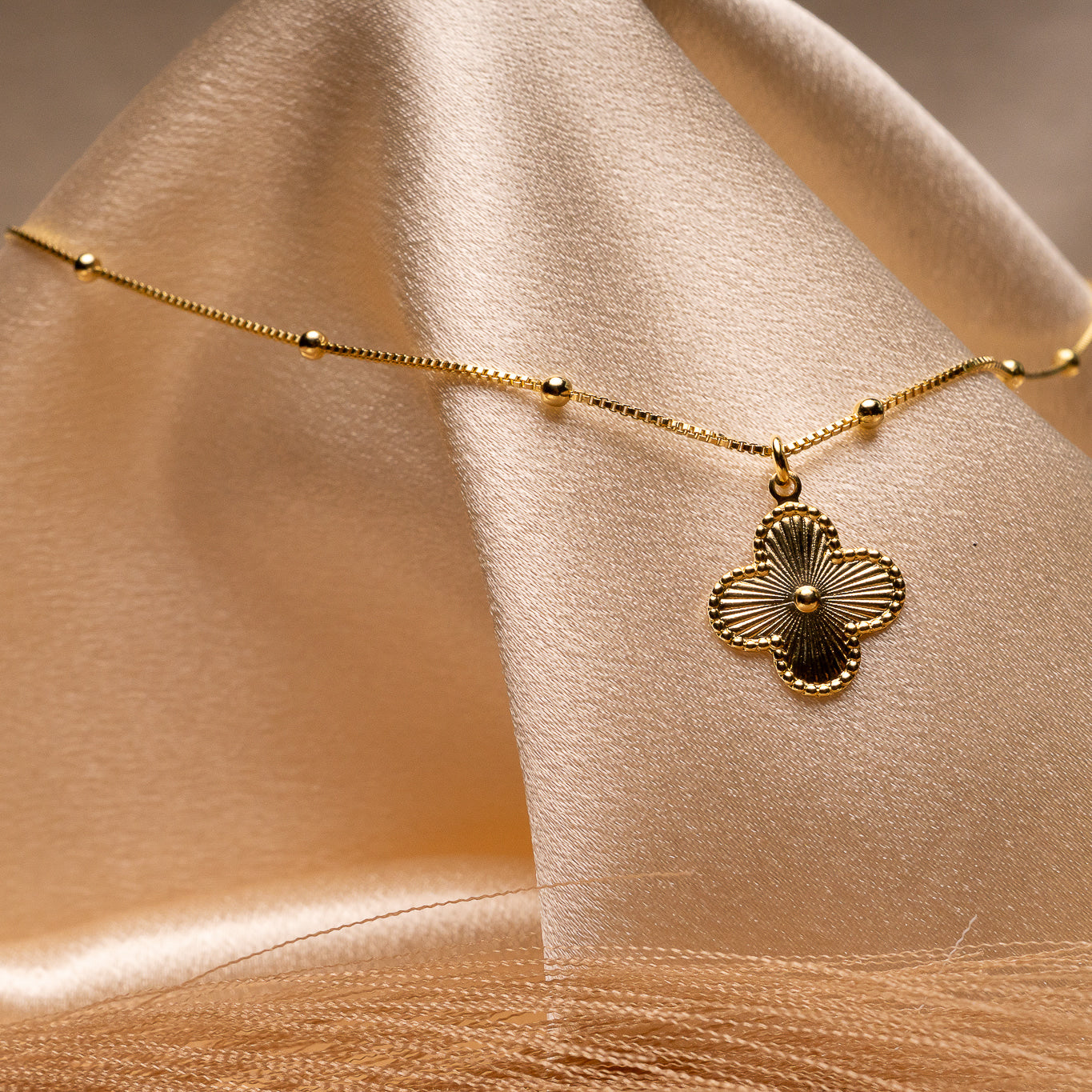 Collar Trébol Dorado Texturizado