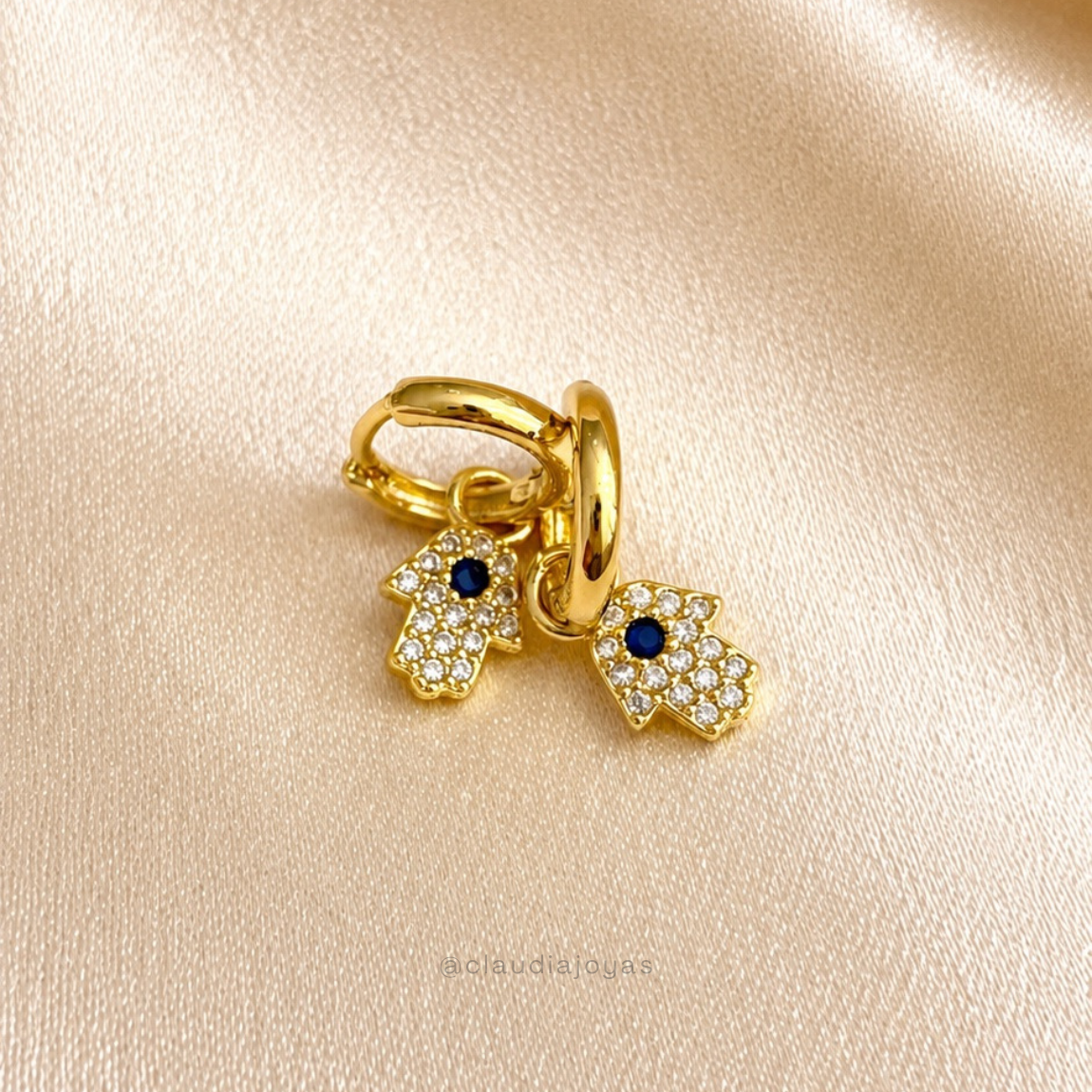 Mini Argollas con Mano Protectora