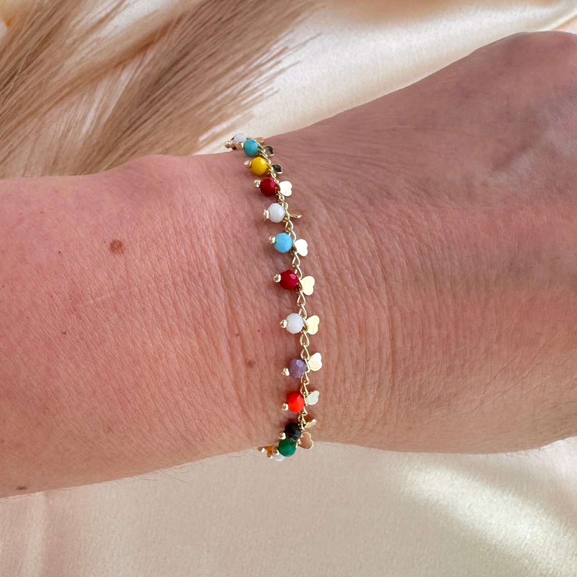 Pulsera Multicolor con Dijes Dorados