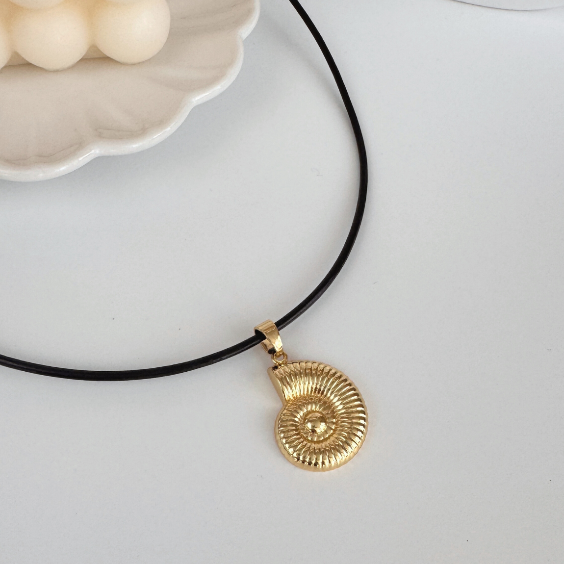 Collar Caracola Dorada en Cuero Natural