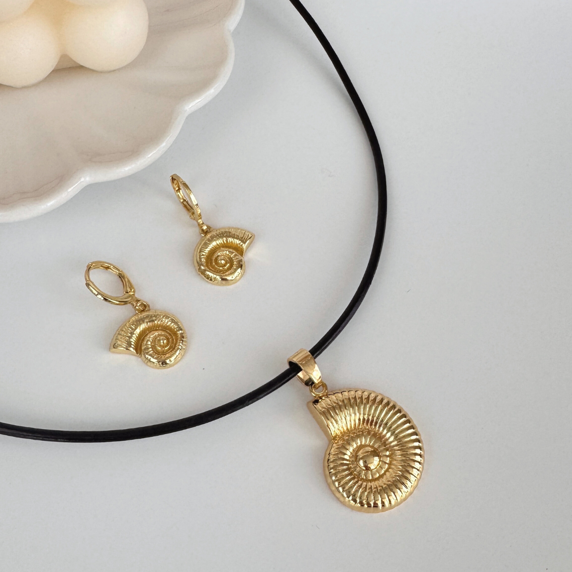 Collar Caracola Dorada en Cuero Natural