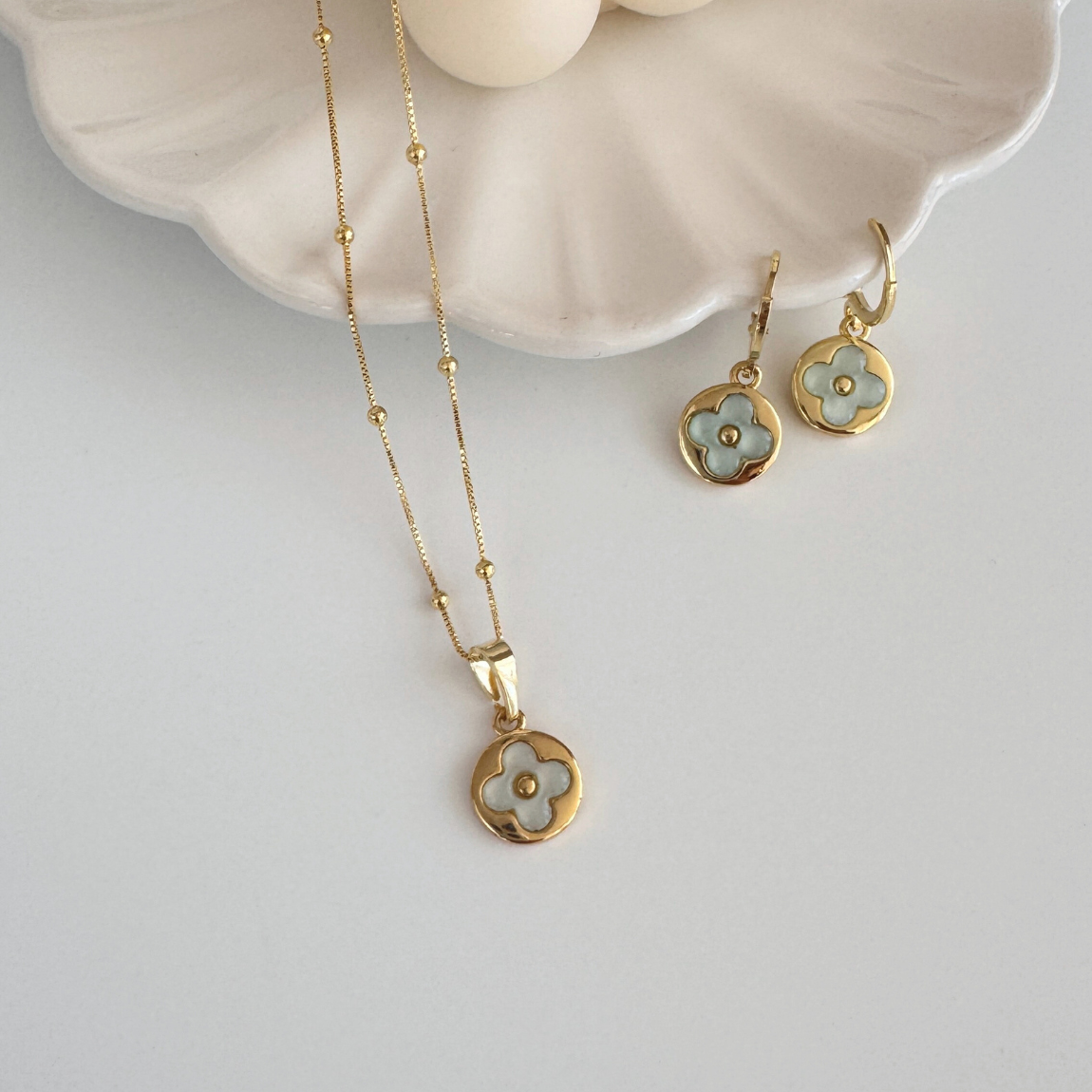 Aros Trébol Esmaltado Blanco Dorado