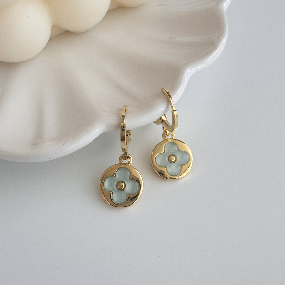 Aros Trébol Esmaltado Blanco Dorado