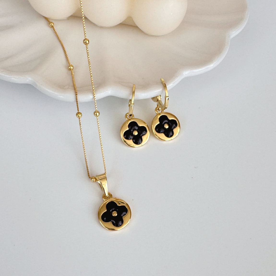 Aros Trébol Esmaltado Negro Dorados