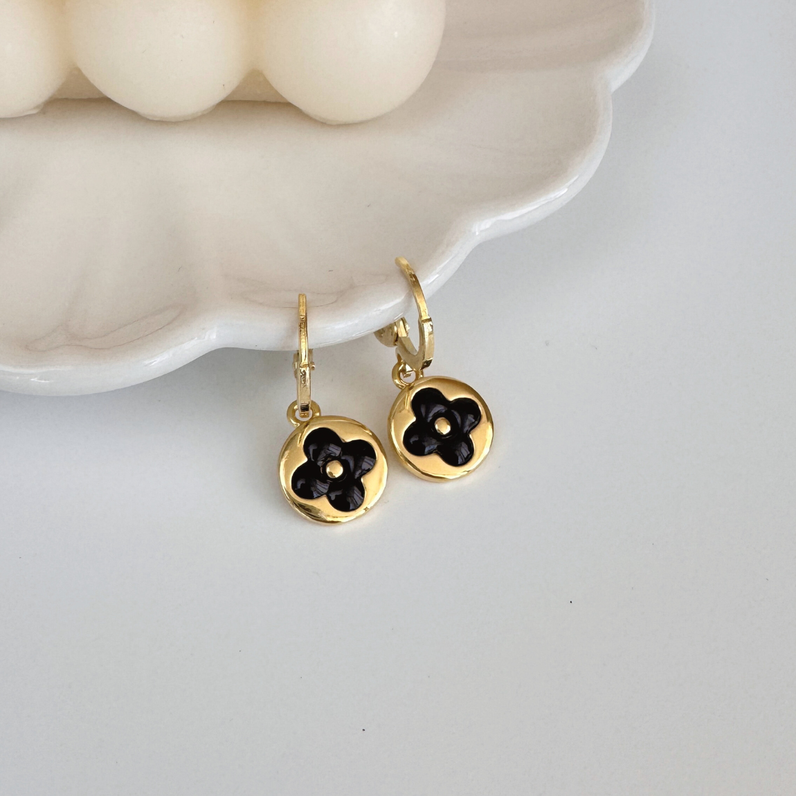Aros Trébol Esmaltado Negro Dorados