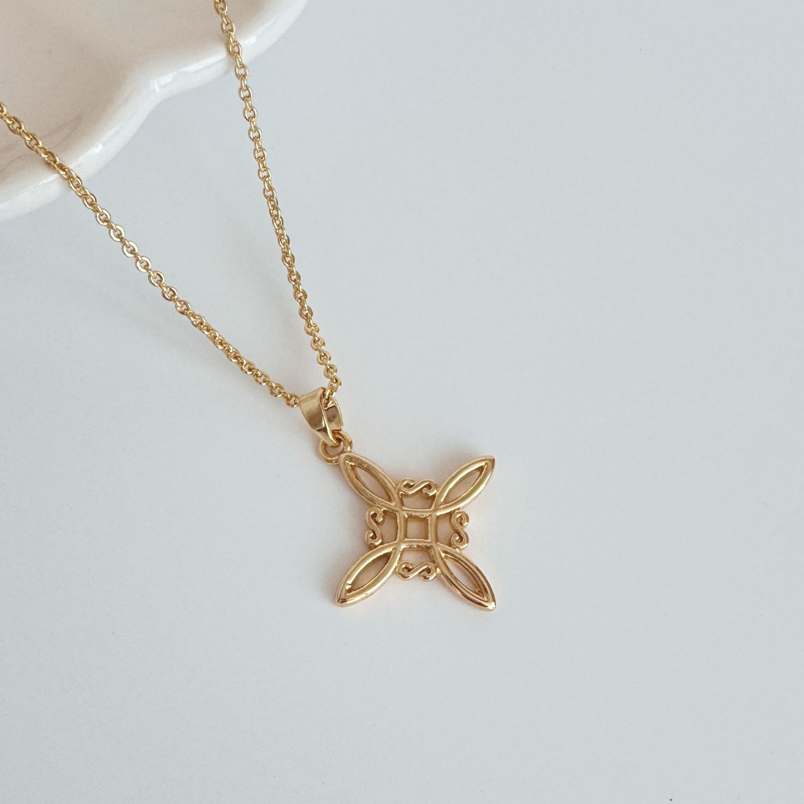 Collar Nudo de Bruja – Enchapado en Oro 18K