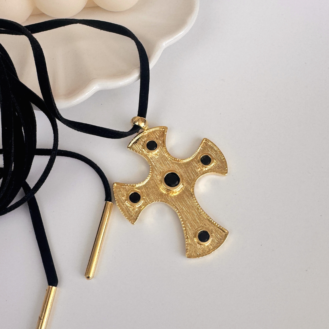 Collar Cruz con Circones Negros