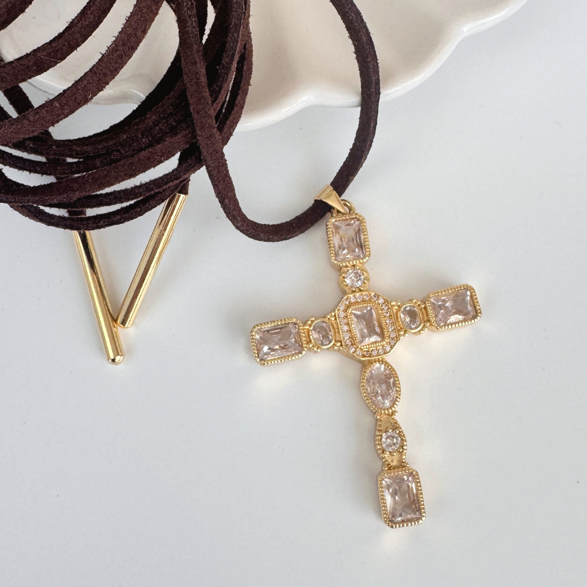 Collar Cruz Full Circones – Gamuza Café