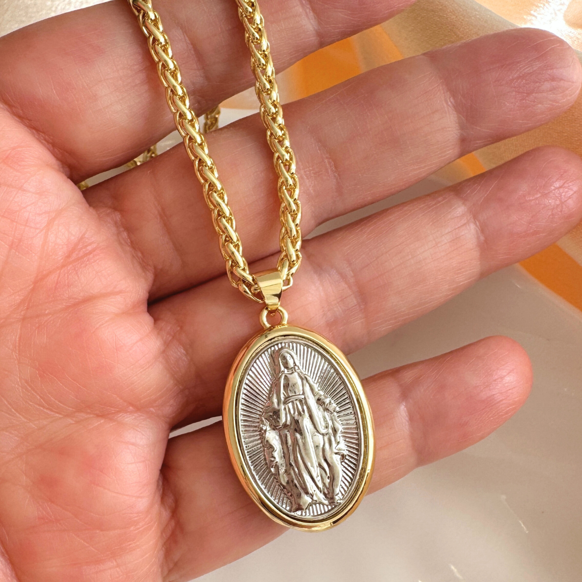 Collar Virgen de los Rayos