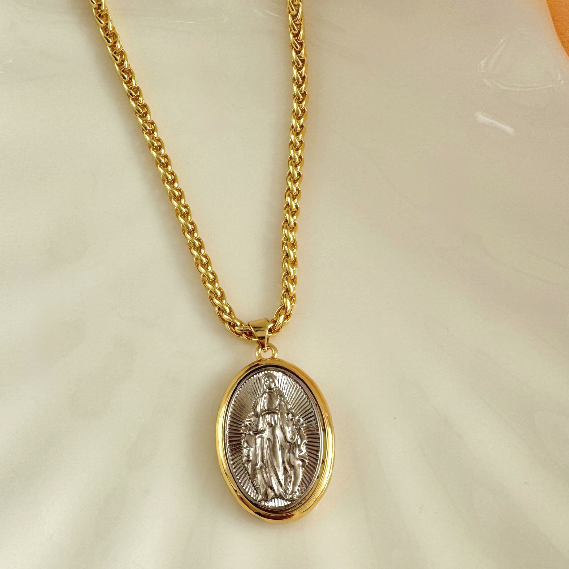 Collar Virgen de los Rayos