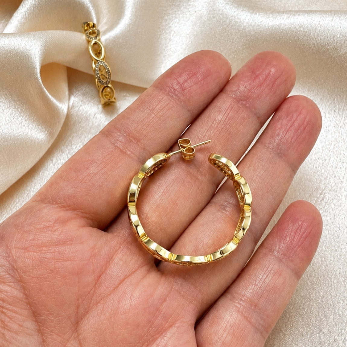 Argollas Óvalos Dorados con Circones