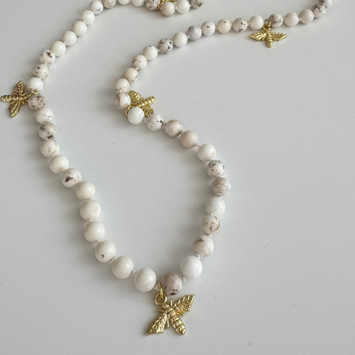 Collar Howlita Blanca Abejitas