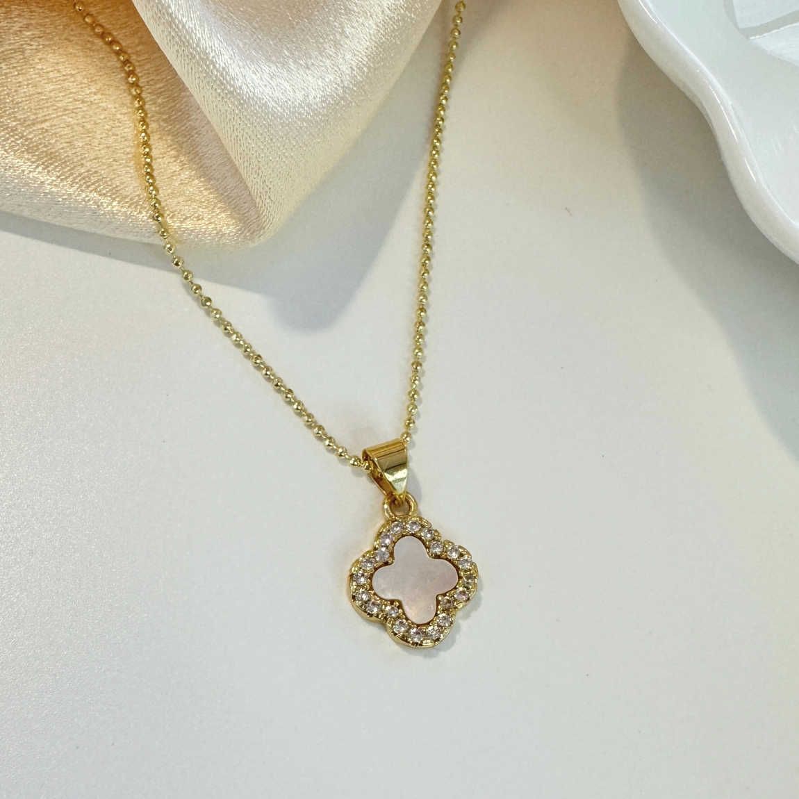 Collar Trébol Mini de Nácar con Circones