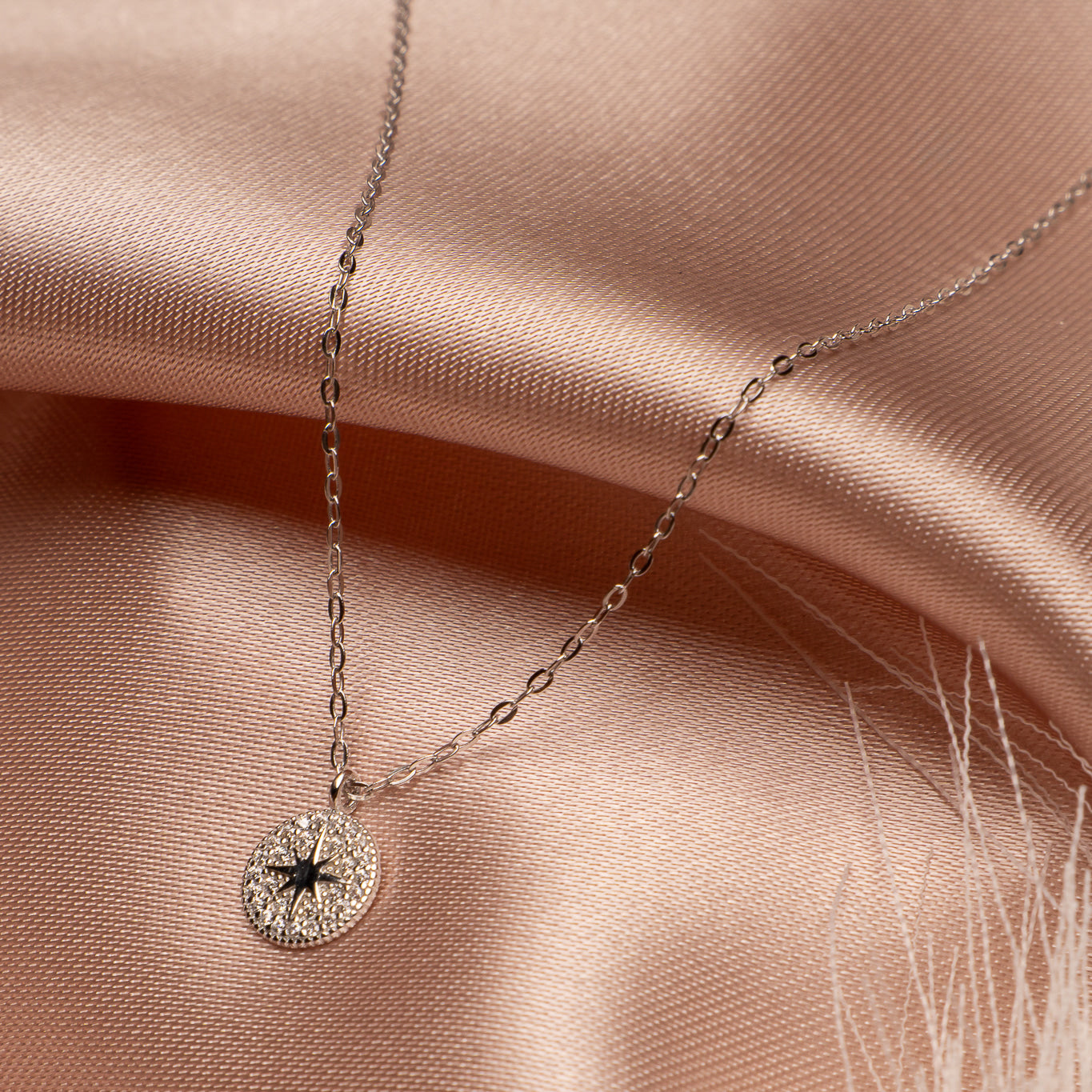 Collar Lucero en Disco con Circones Plata Italiana Baño de Rodio